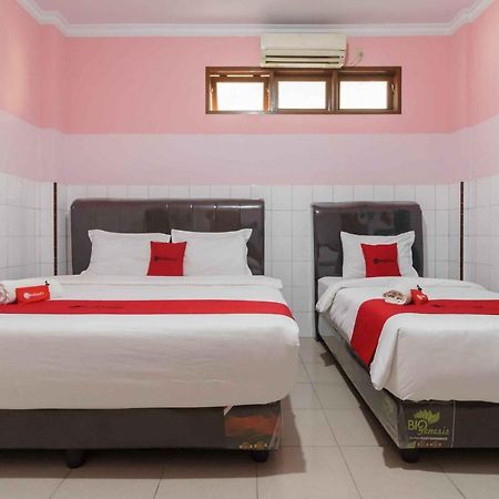 Reddoorz Plus @ Jalan Gatot Subroto Medan Sunggal Экстерьер фото